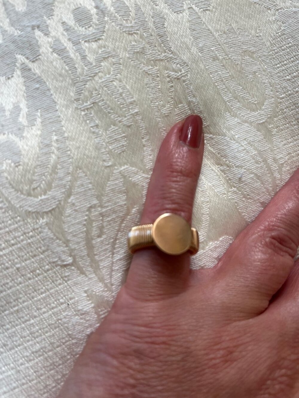 Modernist Gold Tone Ribbed Coil Stretch Ring Smooth Engravable Circle Disk